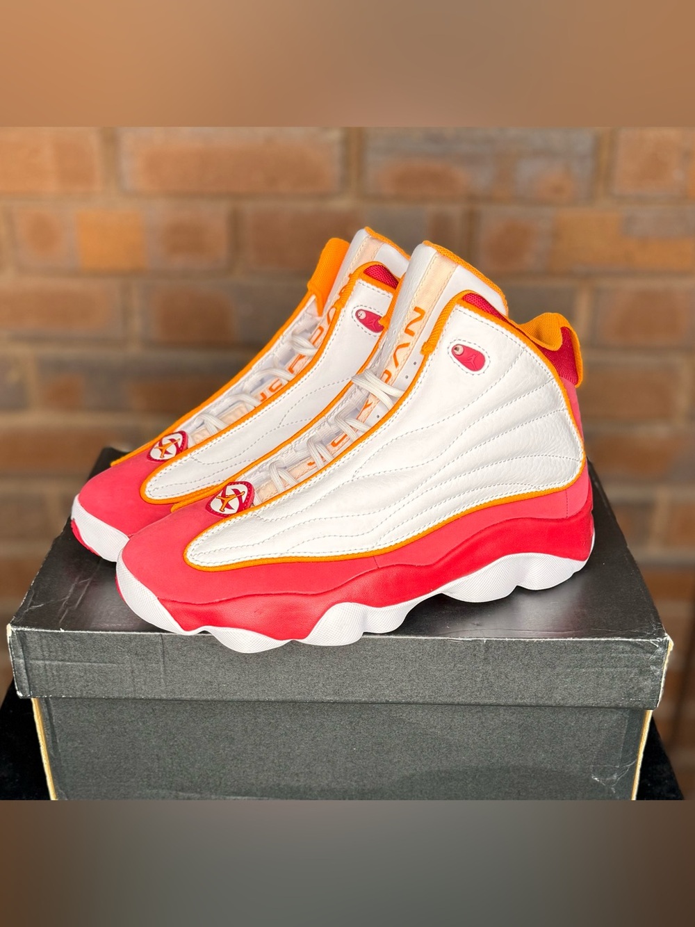 Jordan Pro Strong GS White Vivid Orange Basketball Youth 6.5Y Women’s 8 (165)